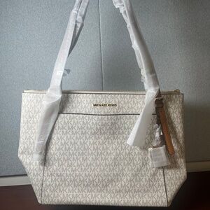NEW MICHAEL Michael Kors Voyager Large Tote Vanilla/Acorn